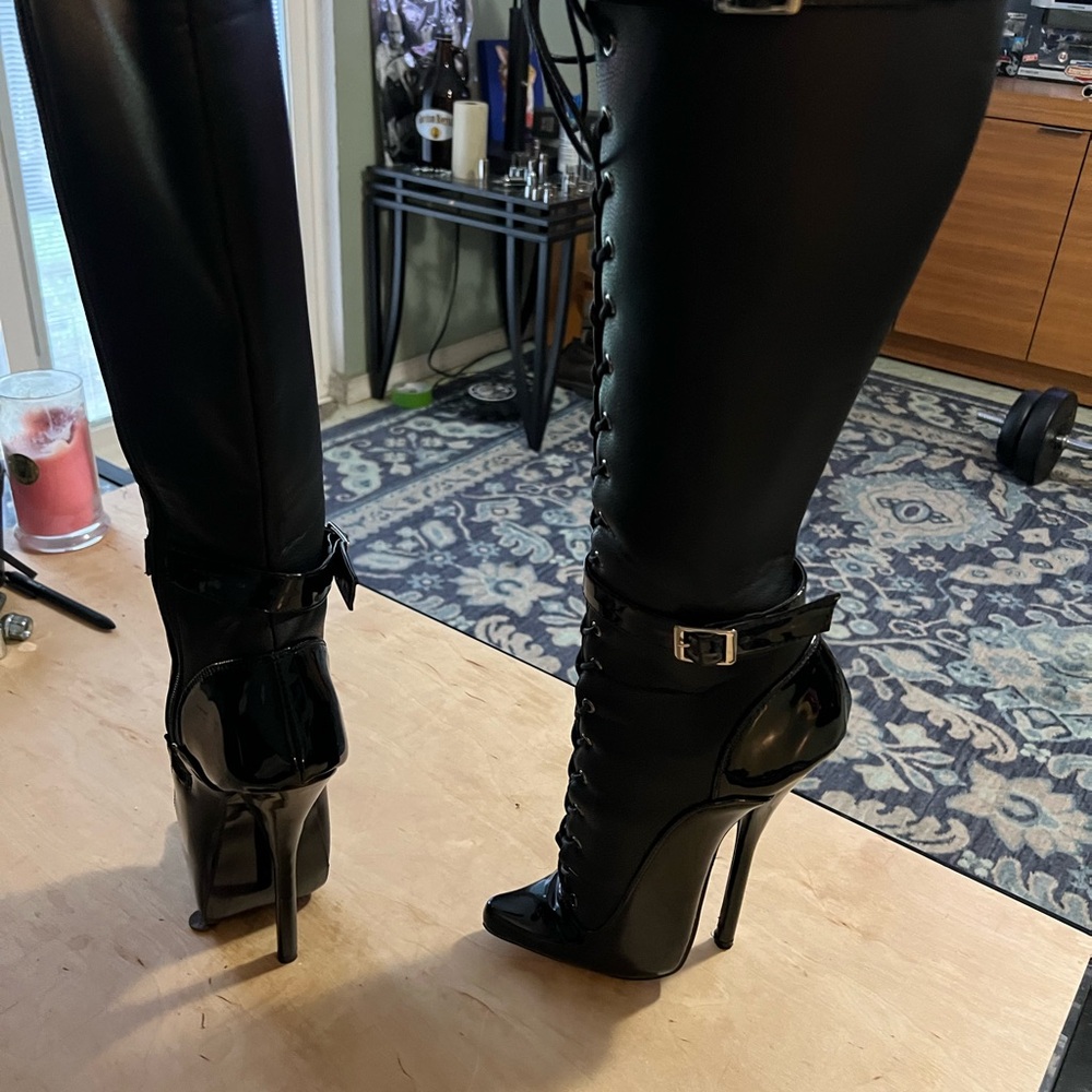 Elegant Black Heeled Boots with Lace-Up Design - Picture 2 of 5